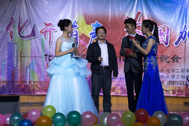 新生班主任出席晚会 纪洪洋摄影 新生班主任出席晚会 纪洪洋摄影