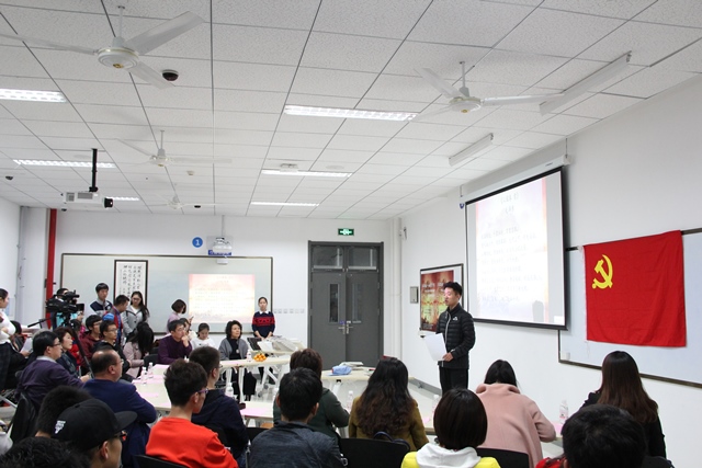 学生朗诵《念奴娇·昆仑》魏孟吉摄影 学生朗诵《念奴娇·昆仑》魏孟吉摄影